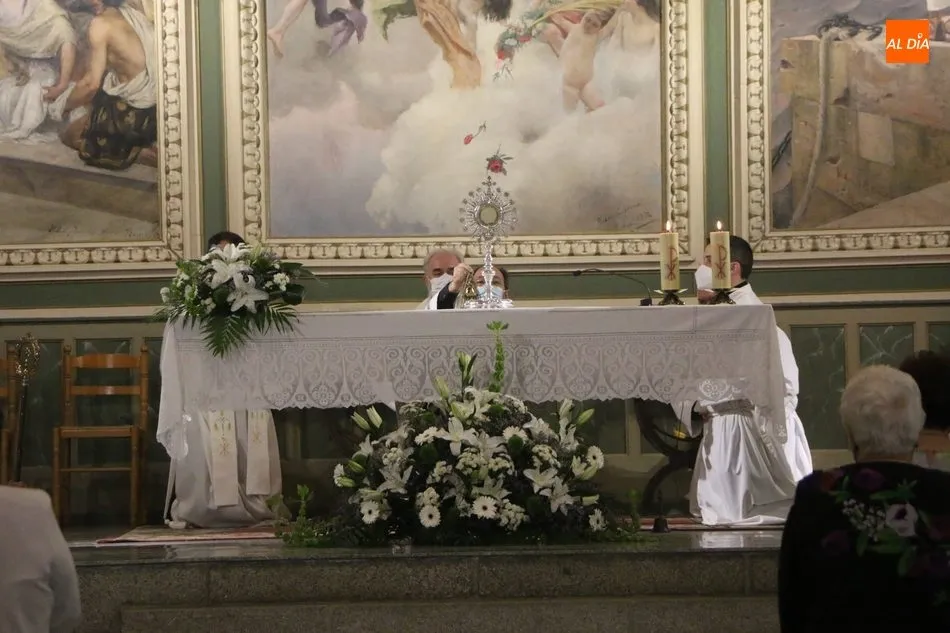 Foto 9 - Vitigudino celebra el Sant&iacute;simo en una sobria ceremonia en el interior de la iglesia parroquial  