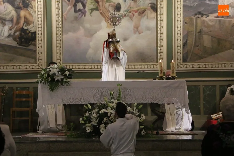 Foto 7 - Vitigudino celebra el Sant&iacute;simo en una sobria ceremonia en el interior de la iglesia parroquial  