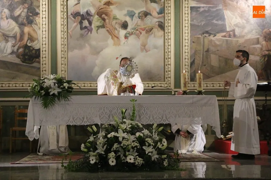 Foto 3 - Vitigudino celebra el Sant&iacute;simo en una sobria ceremonia en el interior de la iglesia parroquial  