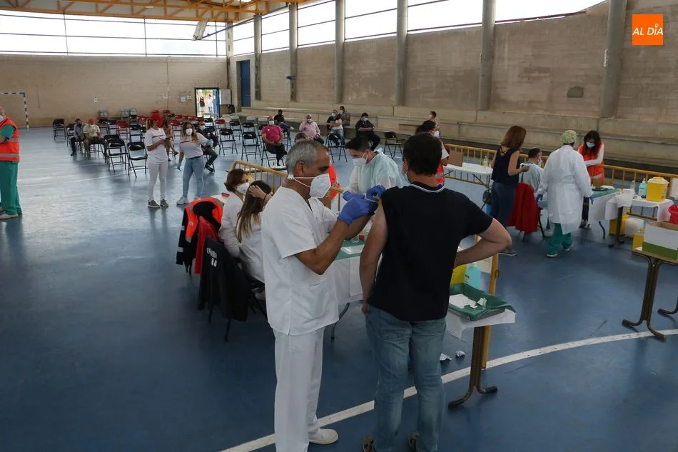 Un vecino se vacuna en el pabellón deportivo Martín Fiz de Tamames - Kiko Robles