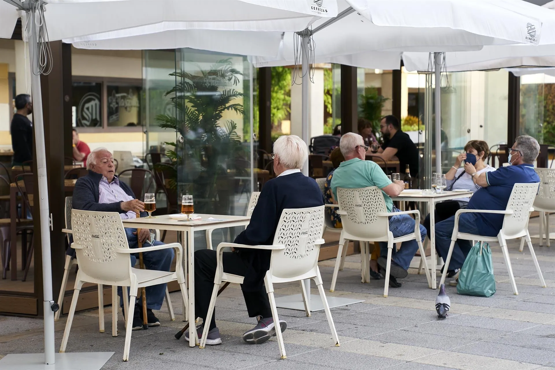 Varias personas en la terraza de una cafetería de Móstoles. Foto: EP
