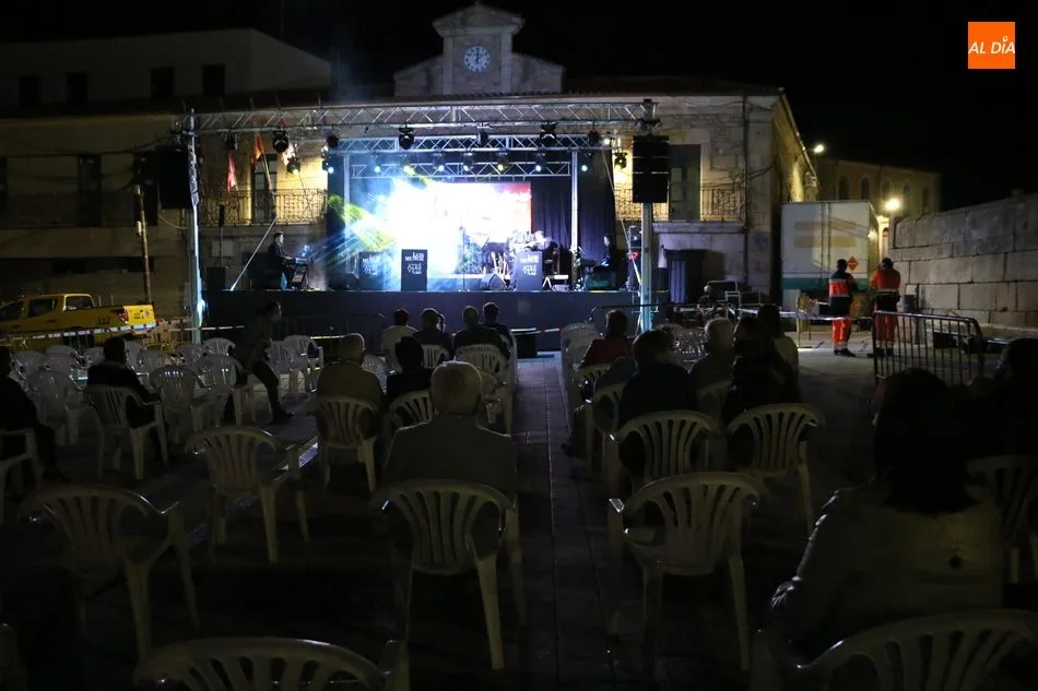Foto 10 - Excelente actuaci&oacute;n en Vitigudino de Luis Mu&ntilde;oz en sus tributos a Julio Iglesias y Raphael  