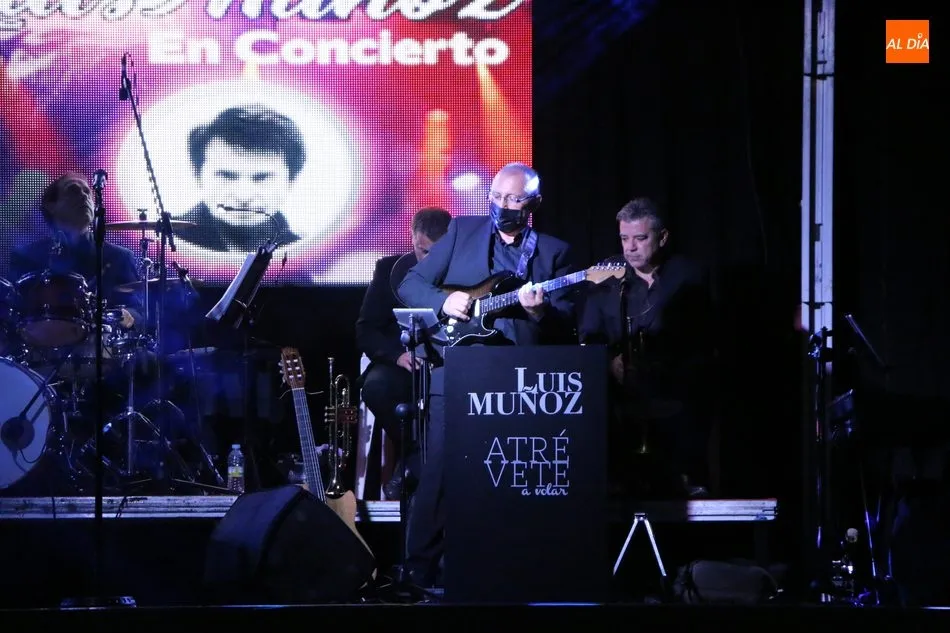 Foto 9 - Excelente actuaci&oacute;n en Vitigudino de Luis Mu&ntilde;oz en sus tributos a Julio Iglesias y Raphael  