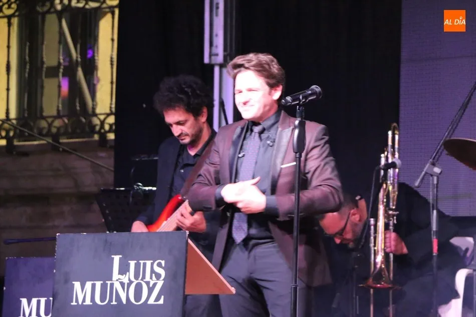 Foto 6 - Excelente actuaci&oacute;n en Vitigudino de Luis Mu&ntilde;oz en sus tributos a Julio Iglesias y Raphael  
