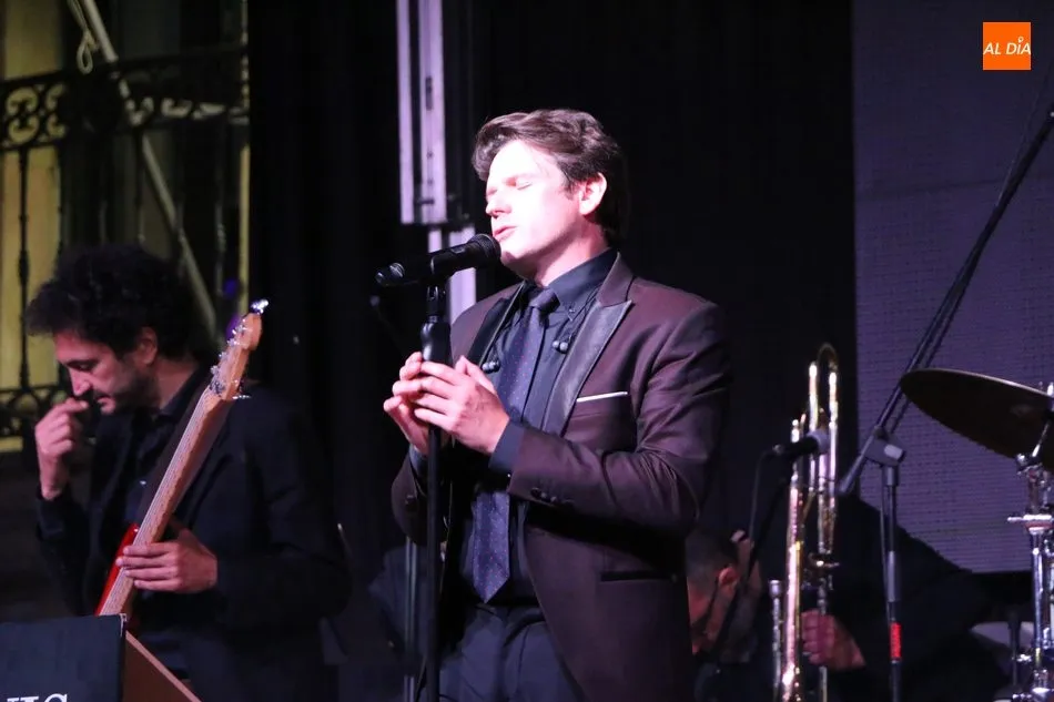 Foto 5 - Excelente actuaci&oacute;n en Vitigudino de Luis Mu&ntilde;oz en sus tributos a Julio Iglesias y Raphael  