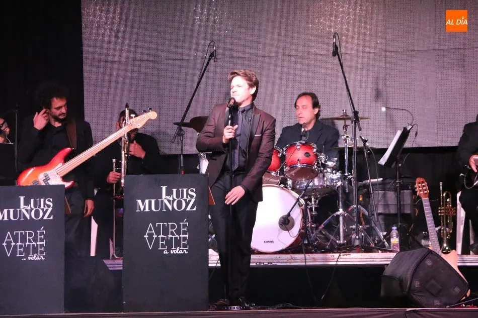 Foto 4 - Excelente actuaci&oacute;n en Vitigudino de Luis Mu&ntilde;oz en sus tributos a Julio Iglesias y Raphael  
