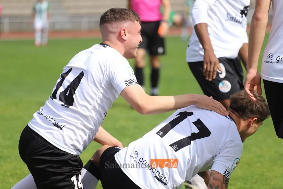Lauren y Nico, tirados en el césped tras un gol / Lydia González