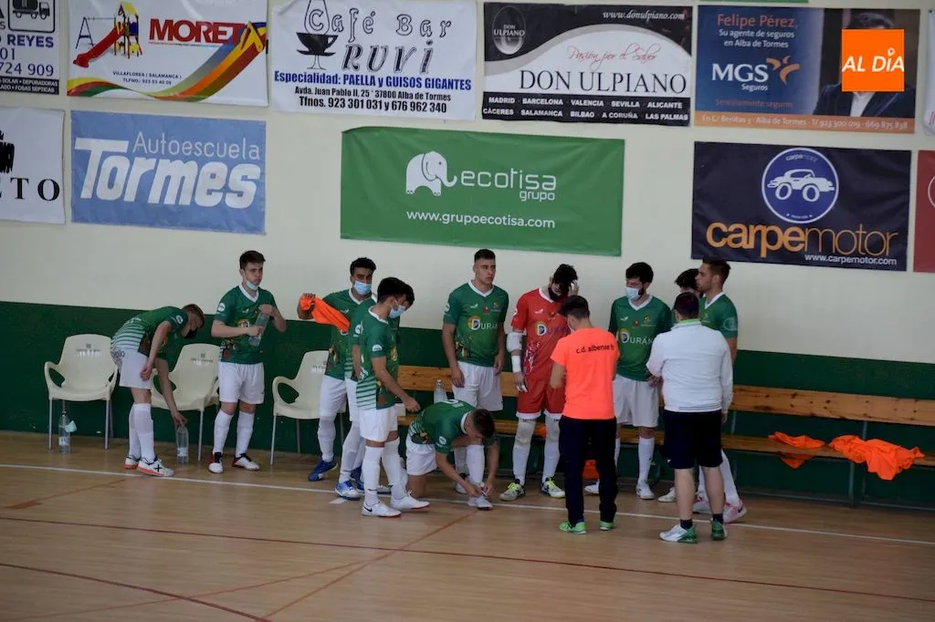 Los jugadores del Piensos Durán Albense reciben instrucciones antes de un partido / Pedro Zaballos