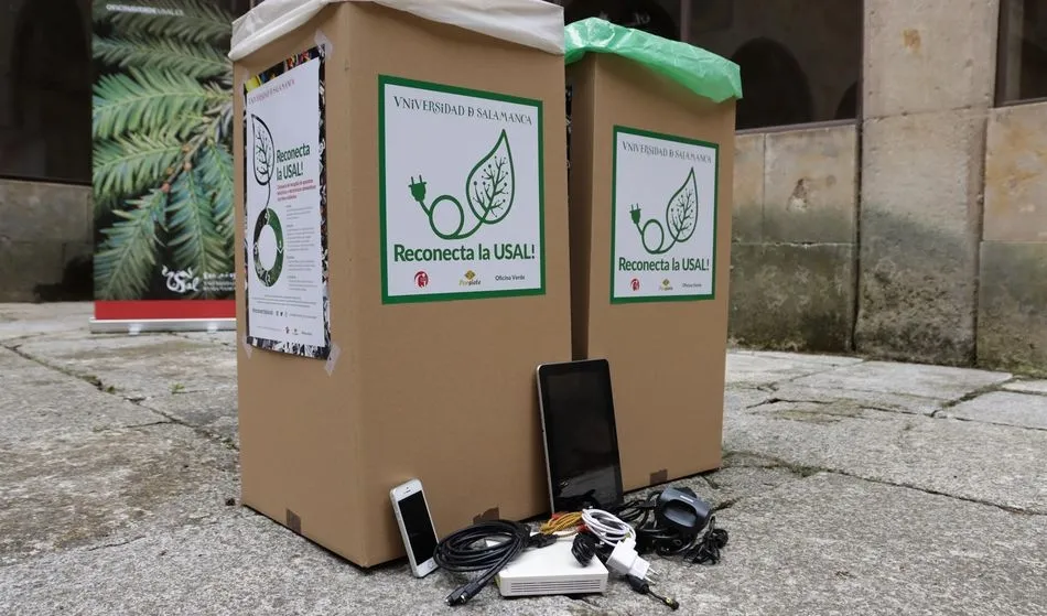 Foto 2 - La USAL fomenta el reciclaje de dispositivos el&eacute;ctricos y electr&oacute;nicos con puntos de recogida en...