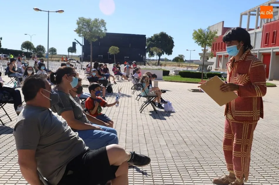 Foto 5 - Los ni&ntilde;os disfrutan del teatro con la compa&ntilde;&iacute;a El Gran Rufus en Villares de la Reina  
