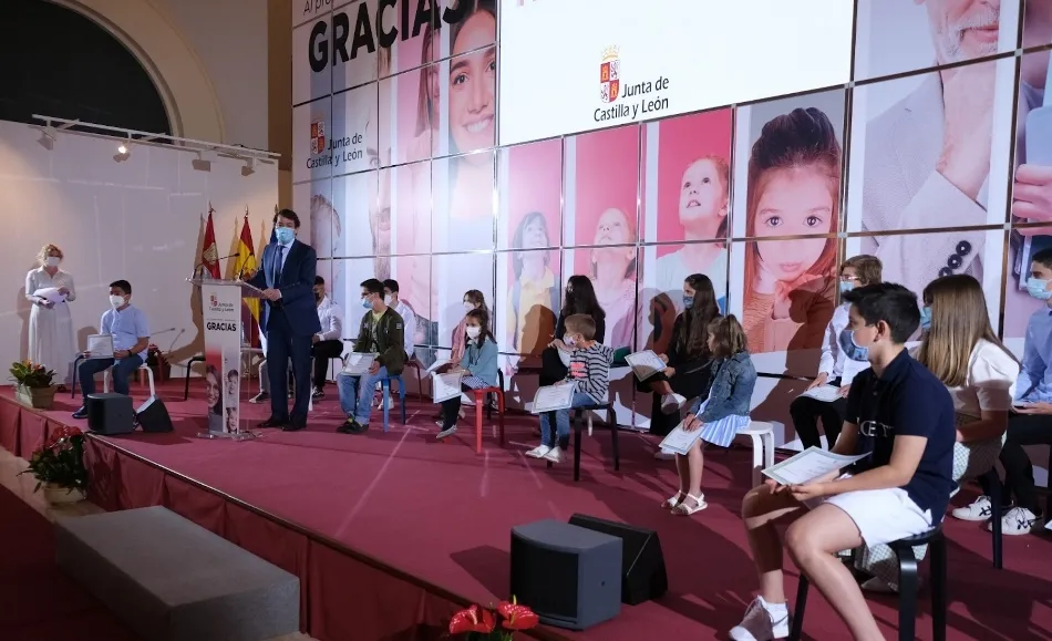 Foto 2 - La directora del CEIP Mir&oacute;briga, Olga Alonso, participa en el homenaje regional a alumnos y...