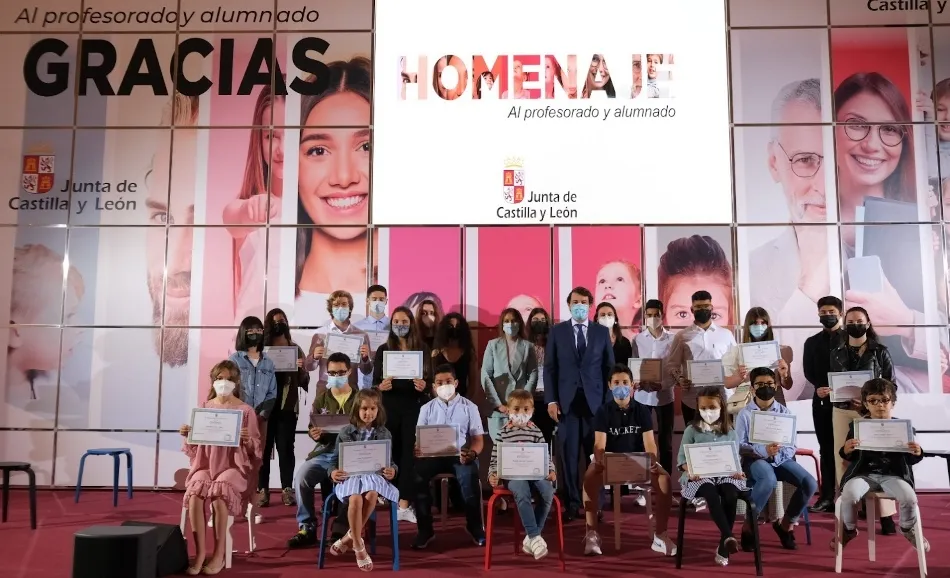 Foto 3 - La directora del CEIP Mir&oacute;briga, Olga Alonso, participa en el homenaje regional a alumnos y...