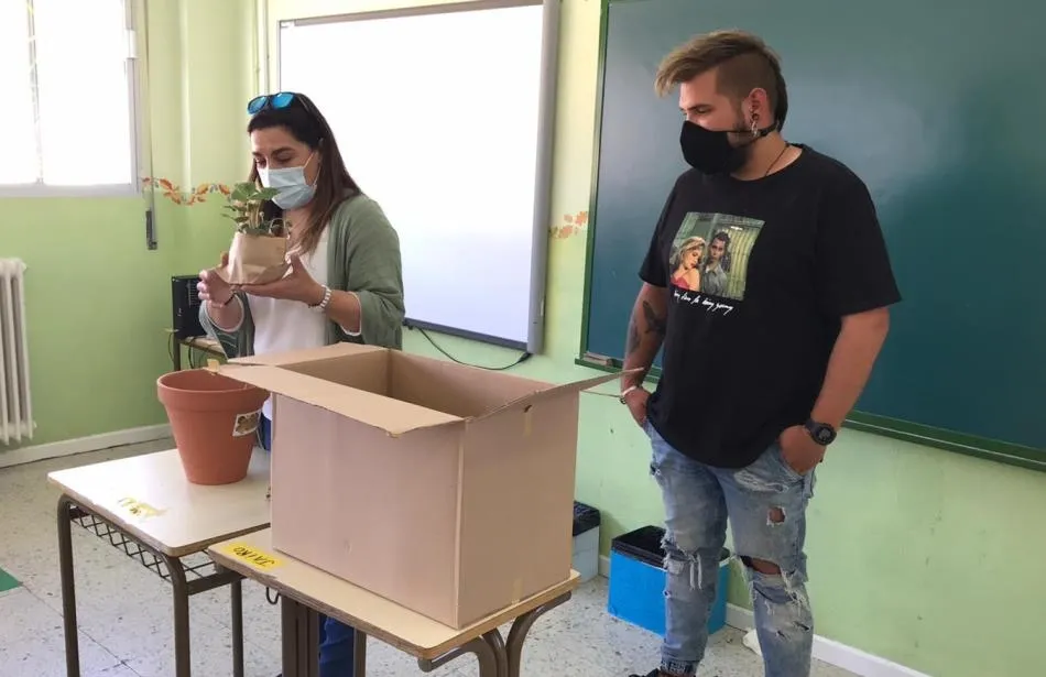 Los alumnos de 4º de Primaria reciben los kits de cultivo de Cáritas  