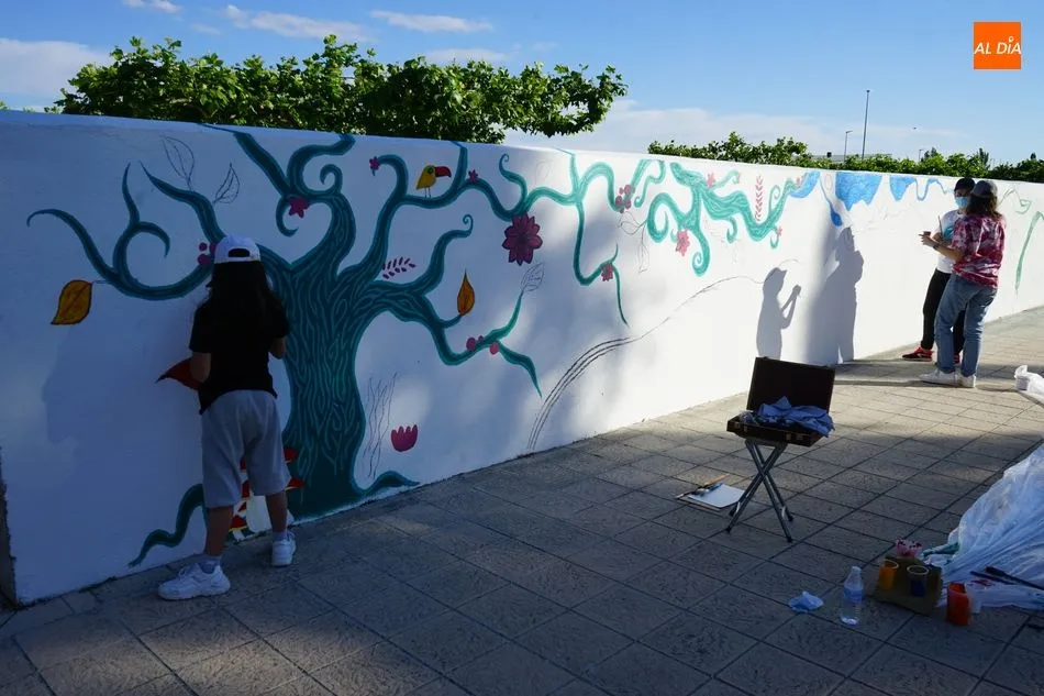 Foto 7 - El taller AnimARTE llena de color la pared de las piscinas municipales