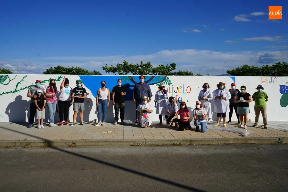 Foto 5 - El taller AnimARTE llena de color la pared de las piscinas municipales