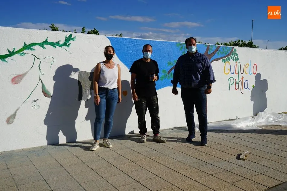 Foto 3 - El taller AnimARTE llena de color la pared de las piscinas municipales