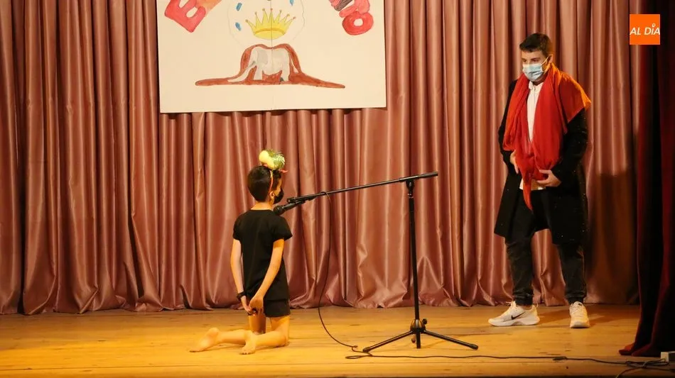 Foto 4 - Los participantes del taller de teatro infantil de Aldead&aacute;vila cierran el curso con dos...