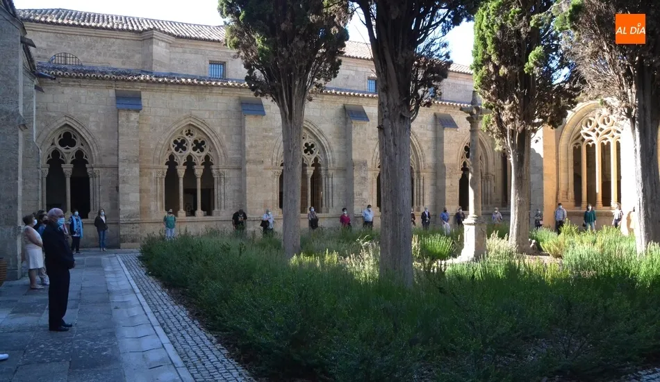 Cáritas pide en su ‘Círculo del Silencio’ en el Claustro de la Catedral no pasar de...