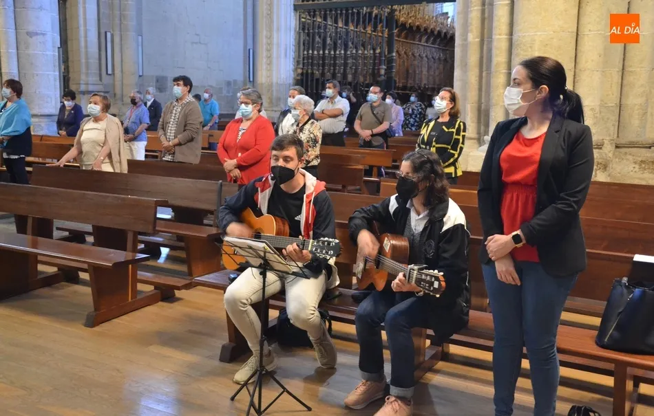 Foto 10 - C&aacute;ritas pide en su &lsquo;C&iacute;rculo del Silencio&rsquo; en el Claustro de la Catedral &ldquo;no pasar de...