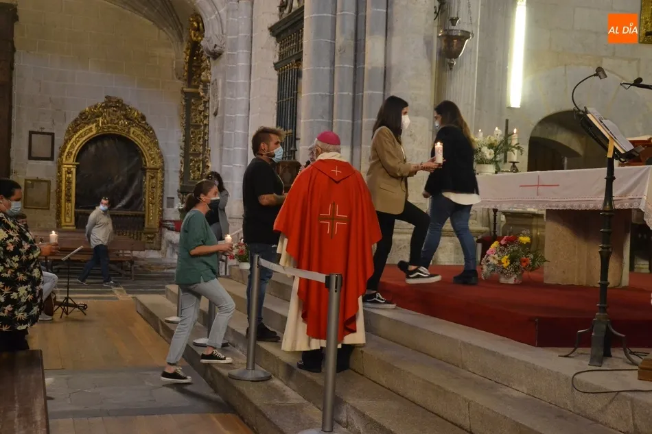 Foto 6 - C&aacute;ritas pide en su &lsquo;C&iacute;rculo del Silencio&rsquo; en el Claustro de la Catedral &ldquo;no pasar de...