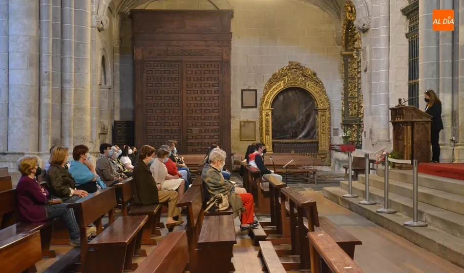 Foto 2 - C&aacute;ritas pide en su &lsquo;C&iacute;rculo del Silencio&rsquo; en el Claustro de la Catedral &ldquo;no pasar de...