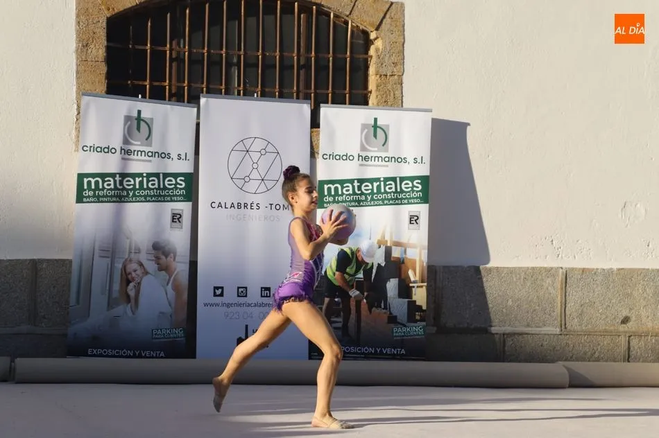 Foto 2 - El CD Salmantino de Gimnasia presenta su nueva equipaci&oacute;n