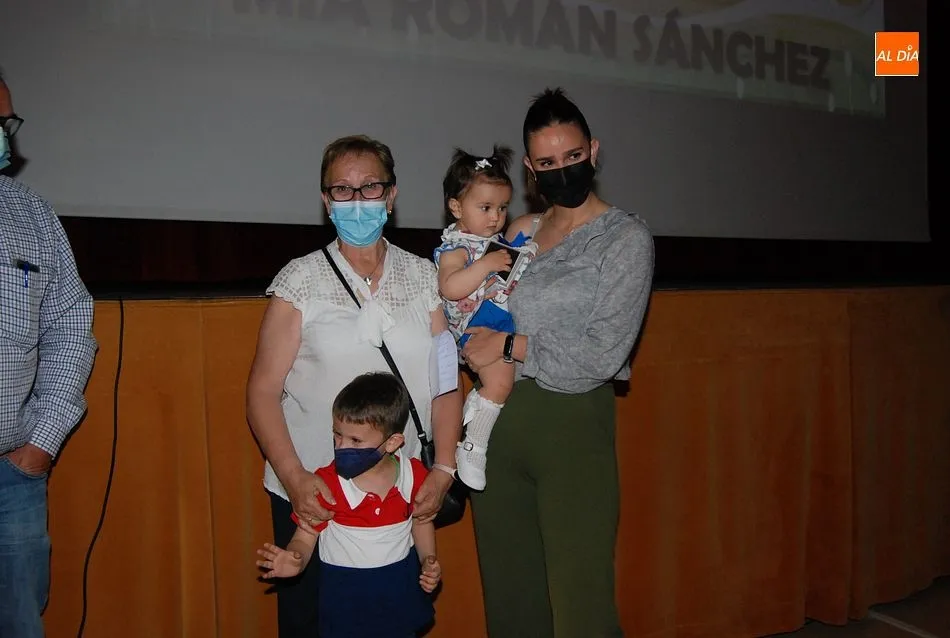 Foto 8 - Sancti-Sp&iacute;ritus homenajea a sus mayores y agasaja a los peque&ntilde;os sanctispirituenses  