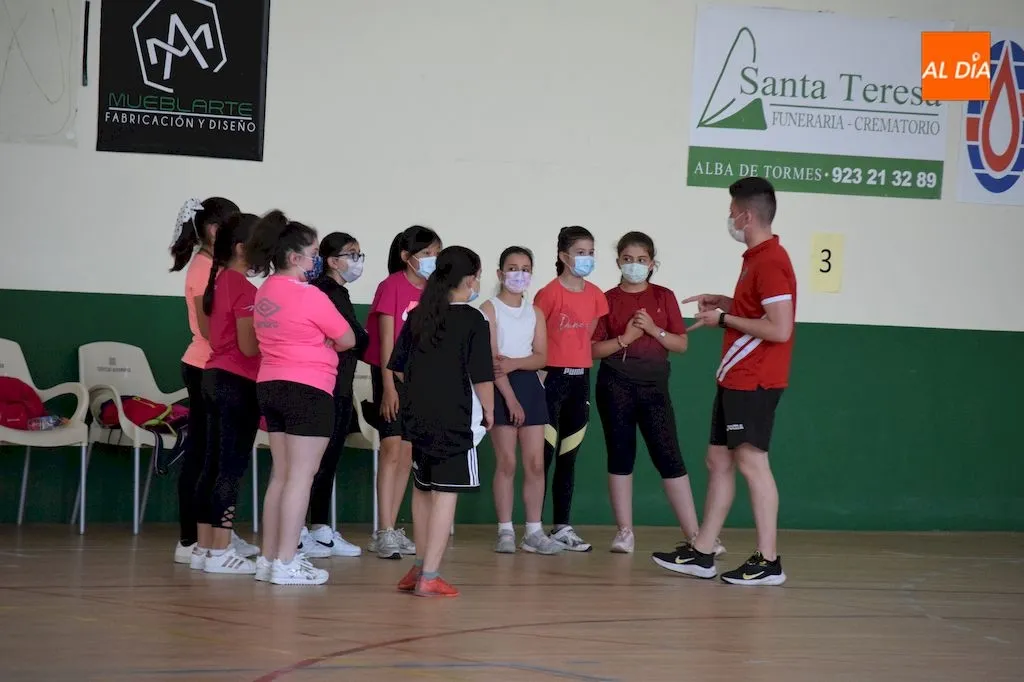 Foto 11 - M&aacute;s de sesenta ni&ntilde;os y ni&ntilde;as participan en la jornada de balonmano impartida por el Club...