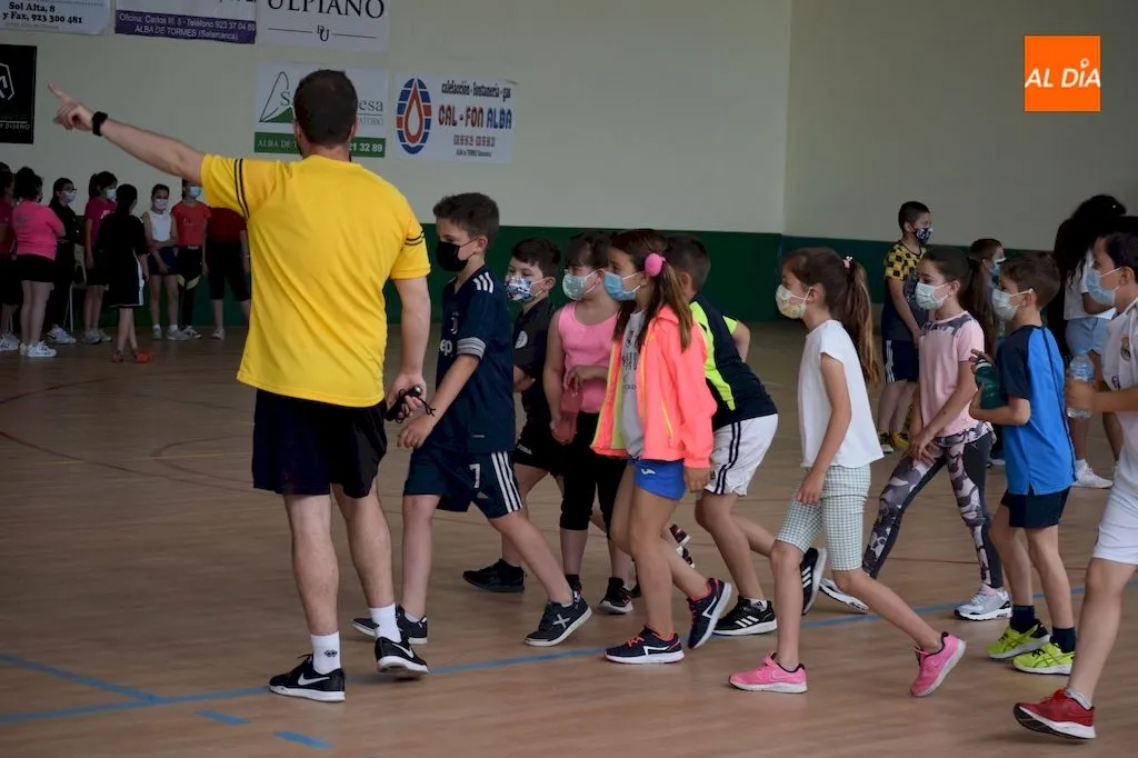 Foto 10 - M&aacute;s de sesenta ni&ntilde;os y ni&ntilde;as participan en la jornada de balonmano impartida por el Club...