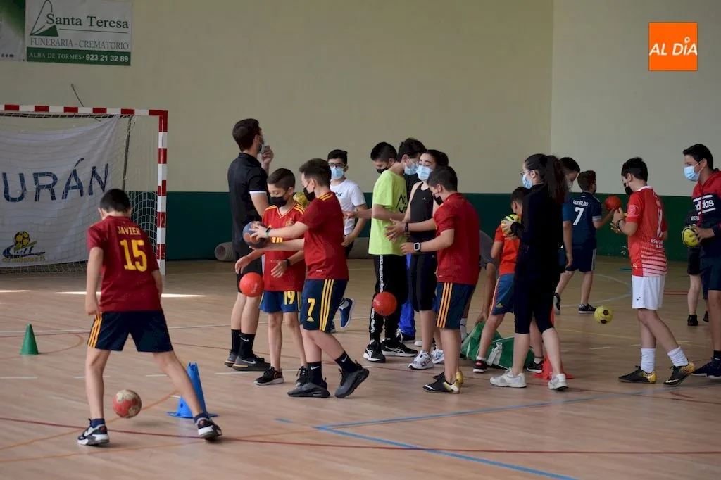 Foto 9 - M&aacute;s de sesenta ni&ntilde;os y ni&ntilde;as participan en la jornada de balonmano impartida por el Club...