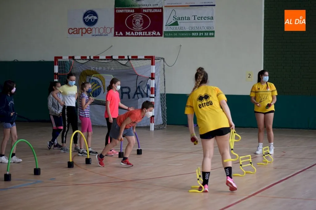 Foto 8 - M&aacute;s de sesenta ni&ntilde;os y ni&ntilde;as participan en la jornada de balonmano impartida por el Club...
