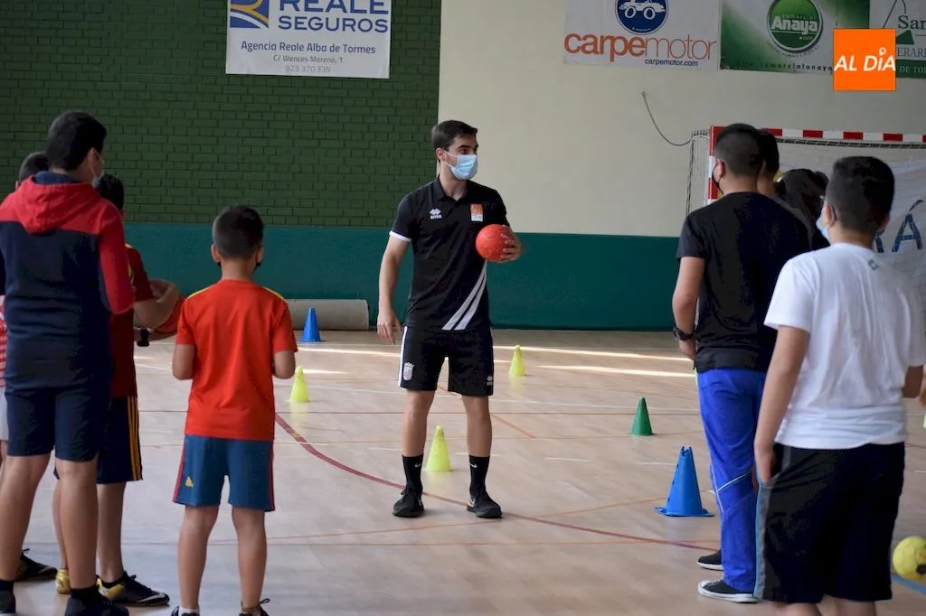Foto 7 - M&aacute;s de sesenta ni&ntilde;os y ni&ntilde;as participan en la jornada de balonmano impartida por el Club...