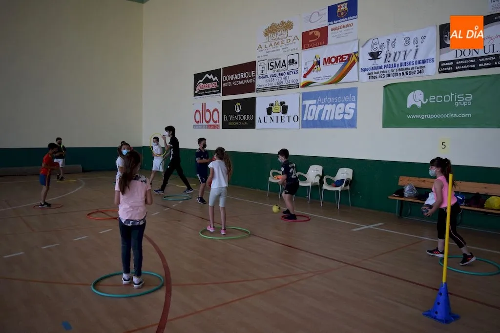 Foto 6 - M&aacute;s de sesenta ni&ntilde;os y ni&ntilde;as participan en la jornada de balonmano impartida por el Club...