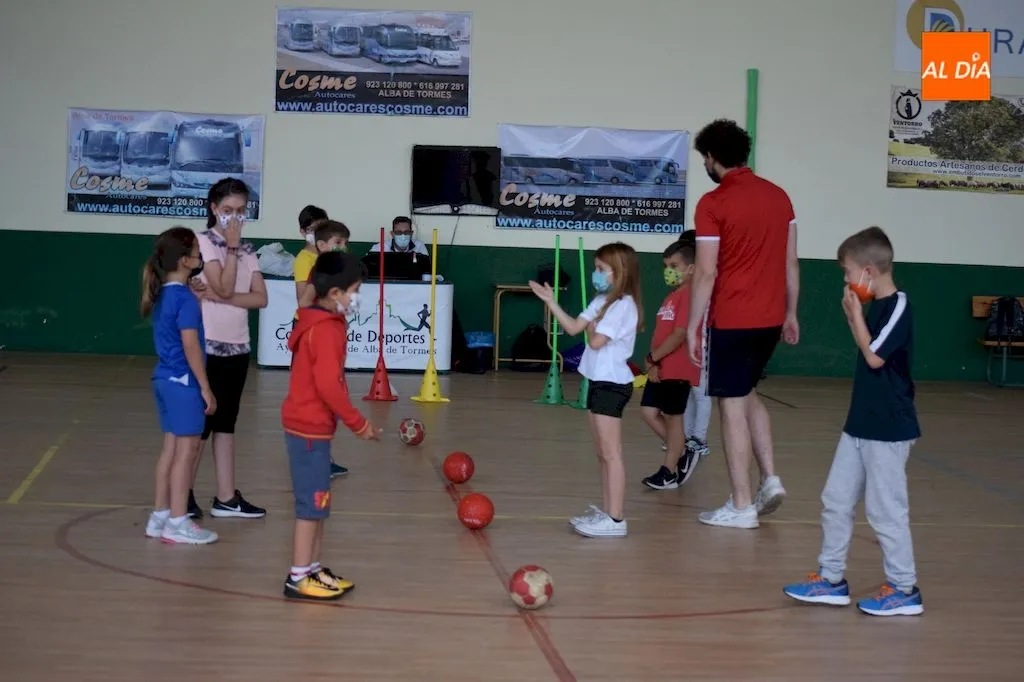 Foto 5 - M&aacute;s de sesenta ni&ntilde;os y ni&ntilde;as participan en la jornada de balonmano impartida por el Club...