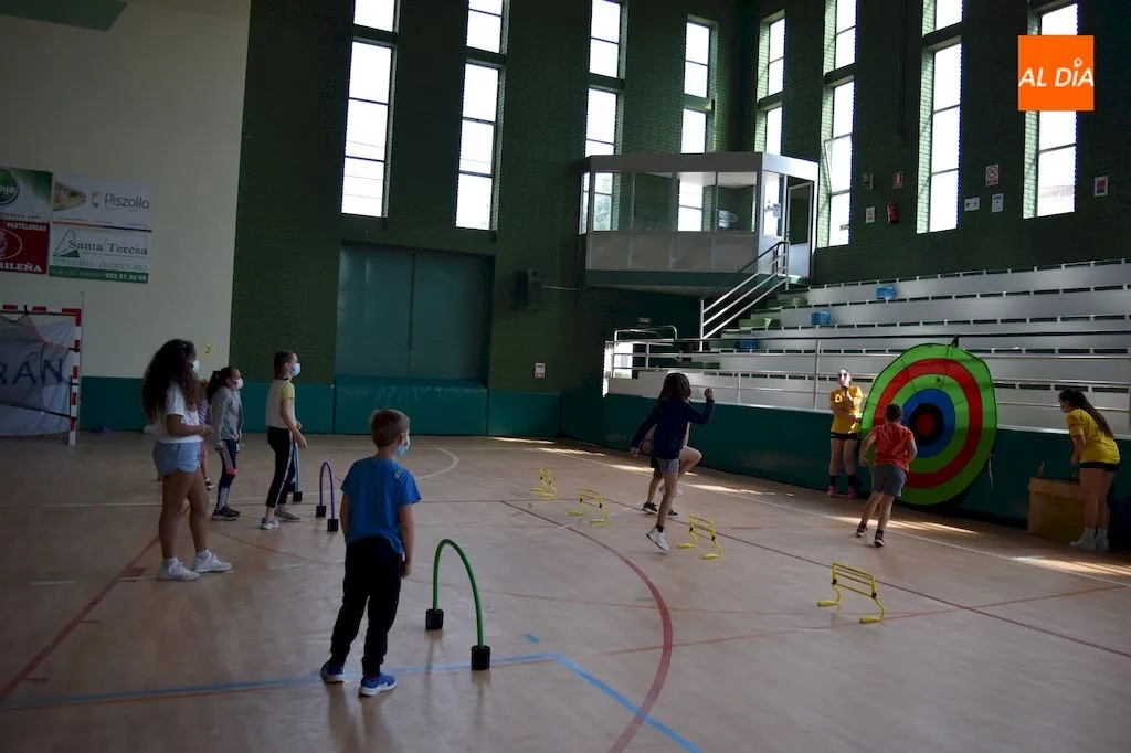 Foto 4 - M&aacute;s de sesenta ni&ntilde;os y ni&ntilde;as participan en la jornada de balonmano impartida por el Club...
