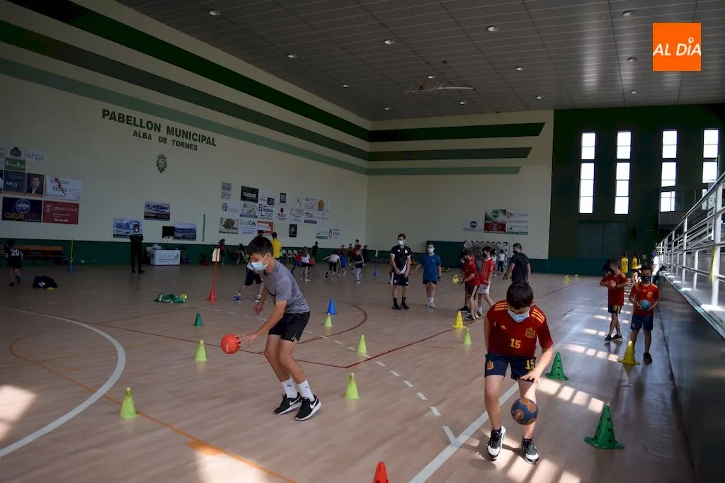 Foto 3 - M&aacute;s de sesenta ni&ntilde;os y ni&ntilde;as participan en la jornada de balonmano impartida por el Club...