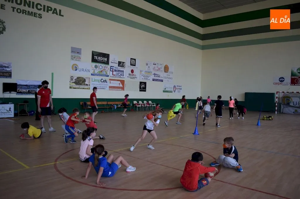 Foto 2 - M&aacute;s de sesenta ni&ntilde;os y ni&ntilde;as participan en la jornada de balonmano impartida por el Club...