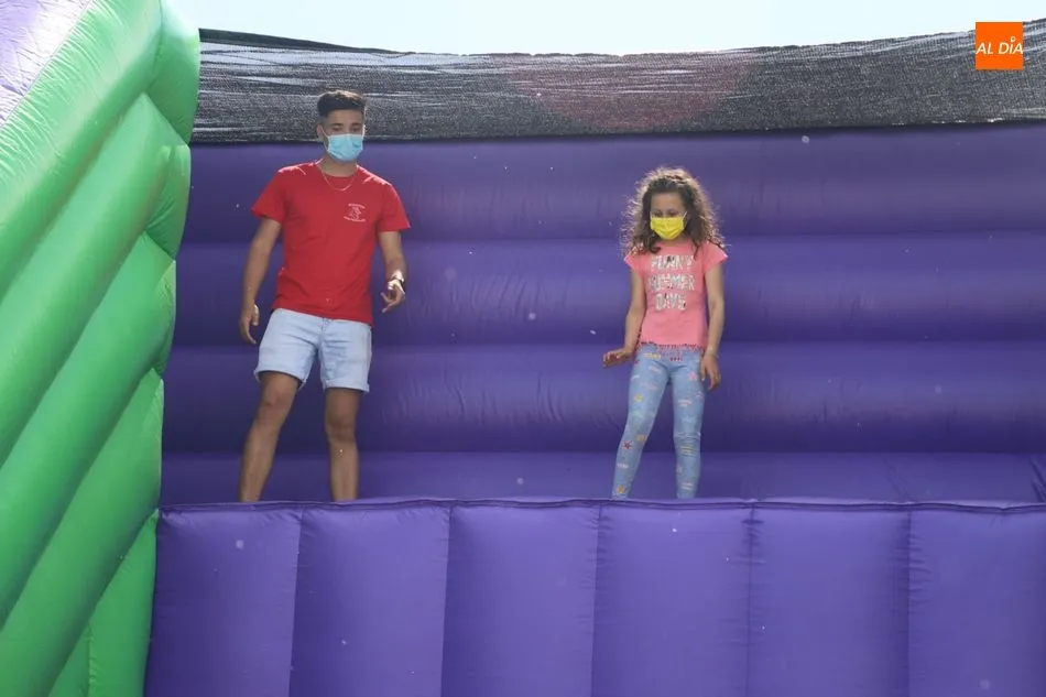 Foto 11 - Los m&aacute;s peque&ntilde;os de Villares disfrutan de los juegos hinchables por el Corpus