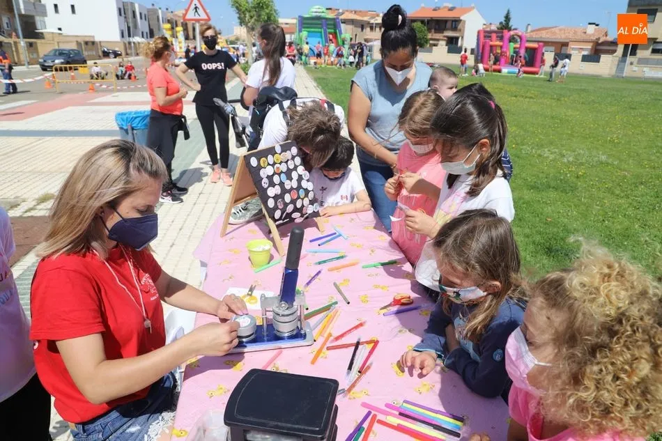 Foto 10 - Los m&aacute;s peque&ntilde;os de Villares disfrutan de los juegos hinchables por el Corpus