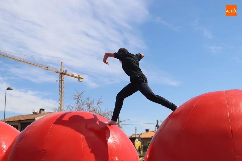Foto 9 - Los m&aacute;s peque&ntilde;os de Villares disfrutan de los juegos hinchables por el Corpus
