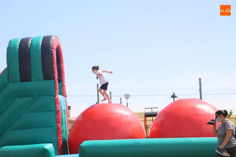 Foto 8 - Los m&aacute;s peque&ntilde;os de Villares disfrutan de los juegos hinchables por el Corpus