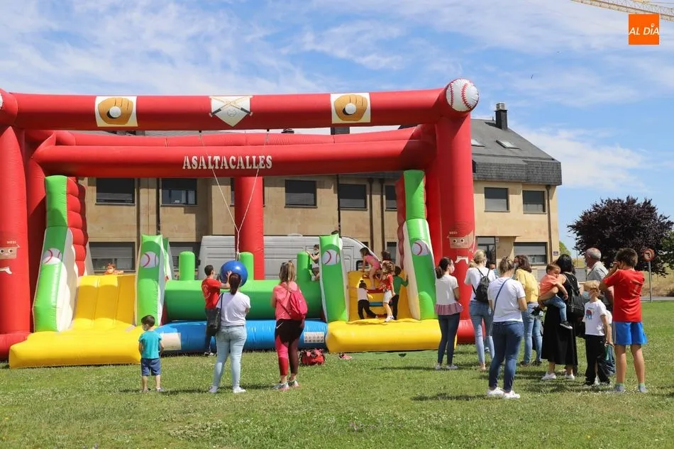 Foto 5 - Los m&aacute;s peque&ntilde;os de Villares disfrutan de los juegos hinchables por el Corpus