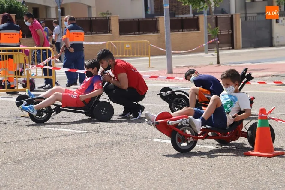 Foto 4 - Los m&aacute;s peque&ntilde;os de Villares disfrutan de los juegos hinchables por el Corpus