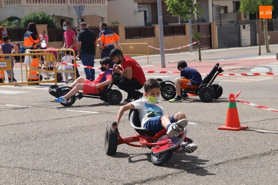 Foto 3 - Los m&aacute;s peque&ntilde;os de Villares disfrutan de los juegos hinchables por el Corpus
