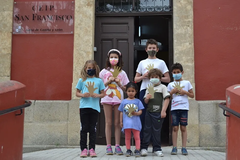 Foto 8 - Astr&oacute;briga regala manos de su Sol a 40 escolares de Ciudad Rodrigo gracias a una donaci&oacute;n de...