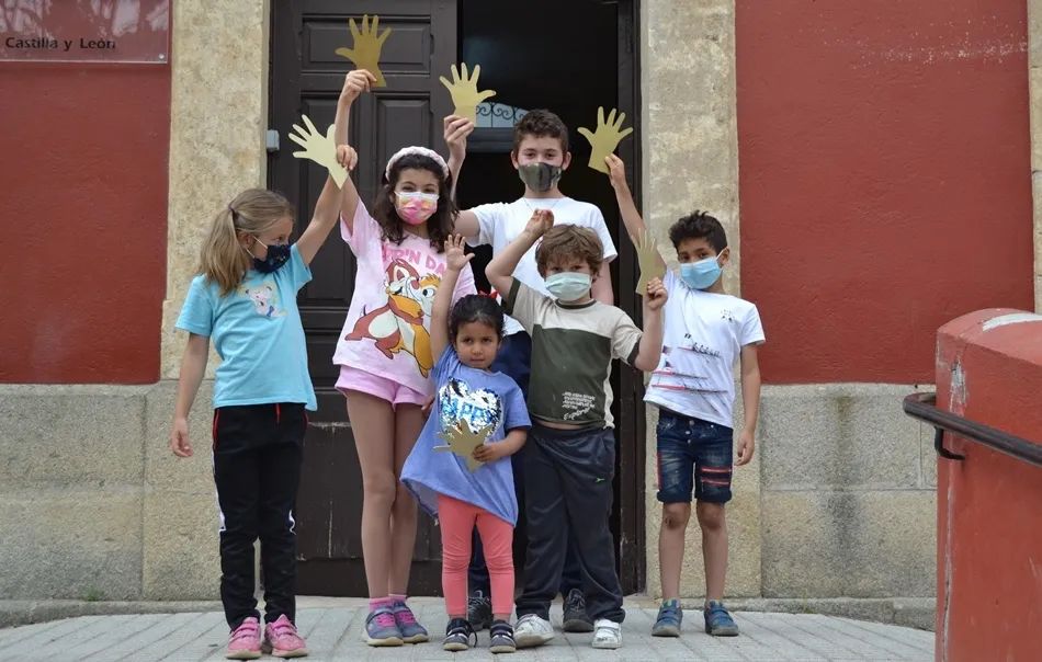 Foto 7 - Astr&oacute;briga regala manos de su Sol a 40 escolares de Ciudad Rodrigo gracias a una donaci&oacute;n de...