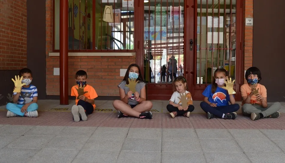 Foto 3 - Astr&oacute;briga regala manos de su Sol a 40 escolares de Ciudad Rodrigo gracias a una donaci&oacute;n de...