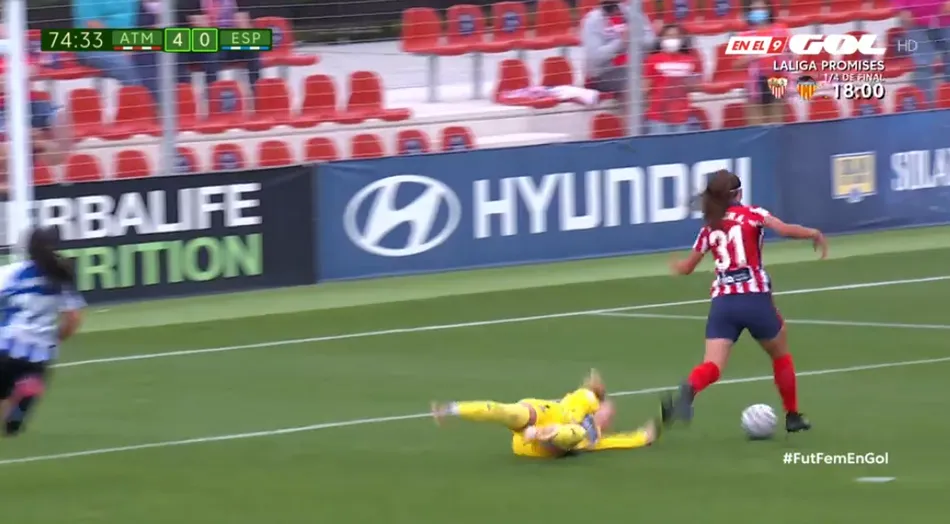 Foto 6 - Carmen &Aacute;lvarez S&aacute;nchez debuta en la m&aacute;xima categor&iacute;a del f&uacute;tbol femenino marcando un gol  