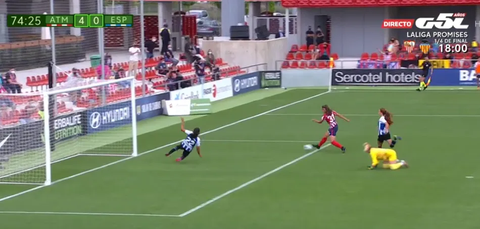 Foto 5 - Carmen &Aacute;lvarez S&aacute;nchez debuta en la m&aacute;xima categor&iacute;a del f&uacute;tbol femenino marcando un gol  