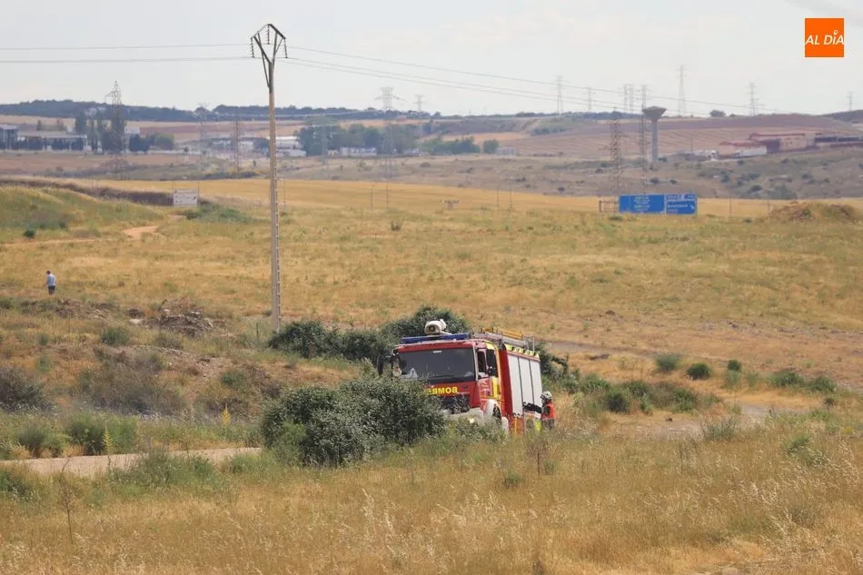 Foto 6 - Los bomberos sofocan un incendio en la trasera del cementerio de Salamanca